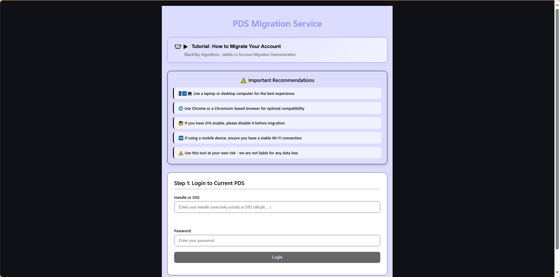 Tela inicial do Tektite, serviço de migração de PDS
No topo tem um tutorial em vídeo para o processo de migração feito pelo Blacksky
Logo abaixo existe cinco itens informativos importantes
Por fim o primeiro passo de login no PDS atual, com dois campos de texto para o handle e outro para senha, com botão de Login
